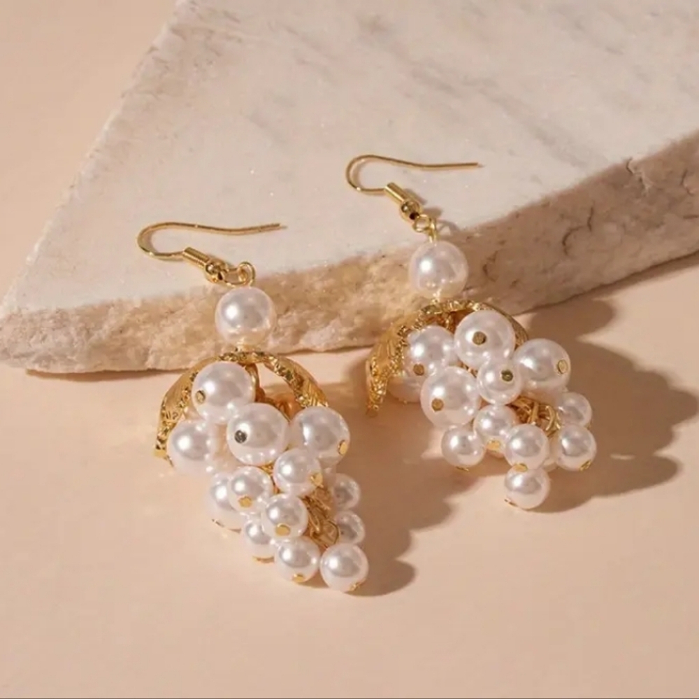 🆕️Elegant Gold and White Pearl Cluster Earrings NWOT